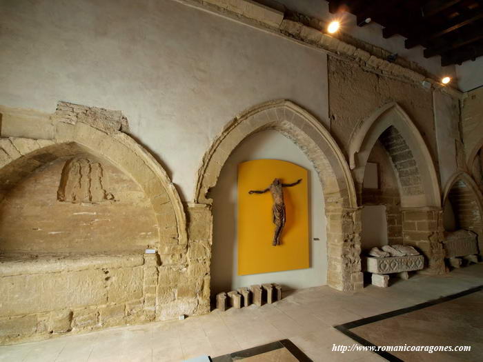 PARED NORTE DEL CLAUSTRO, DESDE ÁNGULO NORESTE: ARCOSOLIS GÓTICOS